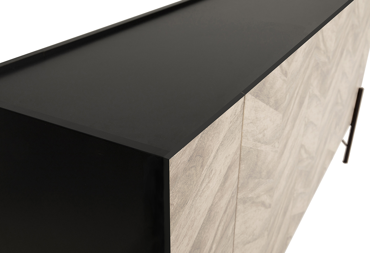 Απεικονίζεται η ευρύχωρη επιφάνεια του μπουφέ σε ένα σαλόνι.